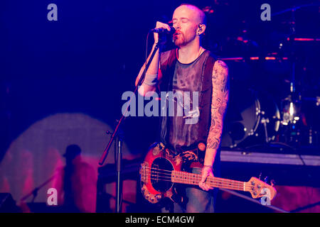 Inglewood, California, Stati Uniti d'America. Xiv Dic, 2014. Il bassista Dave FARRELL dei Linkin Park si esibisce dal vivo in concerto in occasione del venticinquesimo KROQ annuale quasi Natale acustico al Forum di Inglewood, California © Daniel DeSlover/ZUMA filo/Alamy Live News Foto Stock