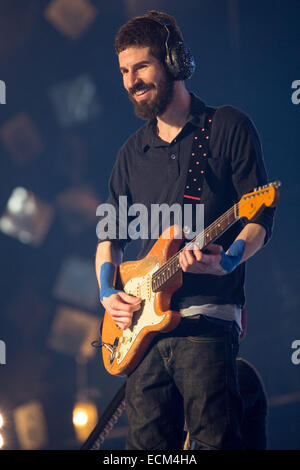 Inglewood, California, Stati Uniti d'America. Xiv Dic, 2014. Il chitarrista BRAD DELSON di Linkin Park si esibisce dal vivo in concerto in occasione del venticinquesimo KROQ annuale quasi Natale acustico al Forum di Inglewood, California © Daniel DeSlover/ZUMA filo/Alamy Live News Foto Stock