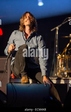 Inglewood, California, Stati Uniti d'America. Xiii Dec, 2014. Il cantante BRANDON BOYD di Incubus suona dal vivo in concerto in occasione del venticinquesimo KROQ annuale quasi Natale acustico al Forum di Inglewood, California © Daniel DeSlover/ZUMA filo/Alamy Live News Foto Stock