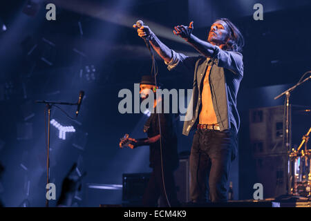 Inglewood, California, Stati Uniti d'America. Xiii Dec, 2014. Il cantante BRANDON BOYD di Incubus suona dal vivo in concerto in occasione del venticinquesimo KROQ annuale quasi Natale acustico al Forum di Inglewood, California © Daniel DeSlover/ZUMA filo/Alamy Live News Foto Stock