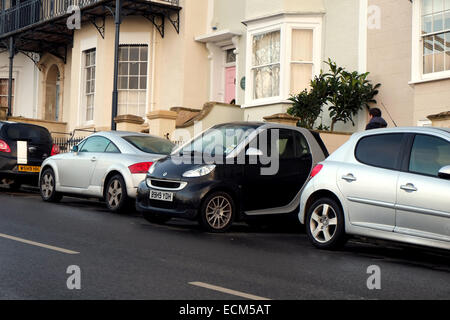 Una piccola Smart auto parcheggiate sul terminale in un piccolo spazio di parcheggio nella città di Bristol. 16 Dicembre 2014 Foto Stock