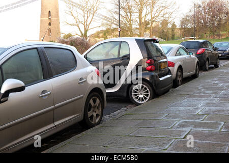 Una piccola Smart auto parcheggiate sul terminale in un piccolo spazio di parcheggio nella città di Bristol. 16 Dicembre 2014 Foto Stock