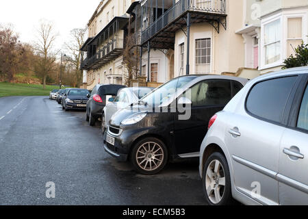 Una piccola Smart auto parcheggiate sul terminale in un piccolo spazio di parcheggio nella città di Bristol. 16 Dicembre 2014 Foto Stock