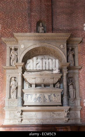 Pietro Lombardo, Monumento al Doge Niccolò Marcello, 1474, Basilica di San Giovanni e Paolo, Venezia, Italia Foto Stock