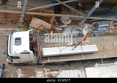 Guardando verso il basso in corrispondenza di una gru lo scarico di un carrello di grandi dimensioni su una costruzione nel centro di Bristol. 16 Dicembre 2014 Foto Stock