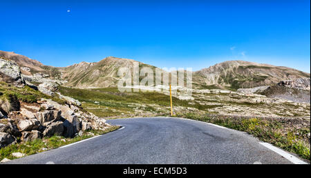 Strada per il Col de la Bonette situato nel sud Alpes in Francia. Si tratta di uno dei più alti strada asfaltata in Europa. Foto Stock