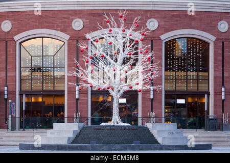 Una stagionale non tradizionali di albero di Natale con le Rose Theatre in background. Downtown Brampton, Ontario, Canada. Foto Stock