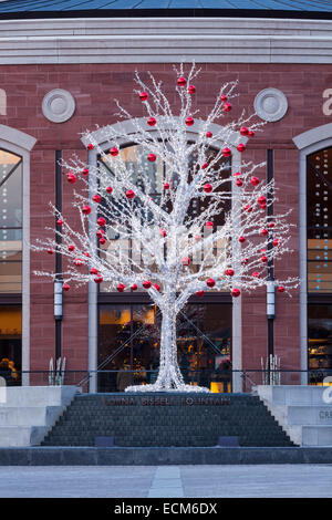 Una stagionale non tradizionali di albero di Natale con le Rose Theatre in background. Downtown Brampton, Ontario, Canada. Foto Stock