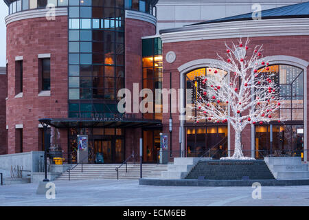 Il Rose Theatre con un lavoro stagionale non tradizionale albero di Natale. Downtown Brampton, Ontario, Canada. Foto Stock