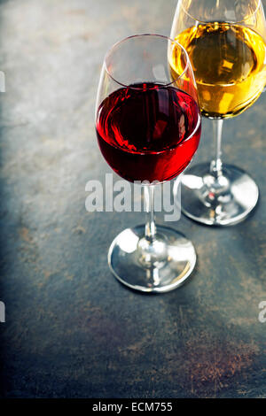 Sfondo di cibo con bicchieri di vino bianco e rosso Foto Stock