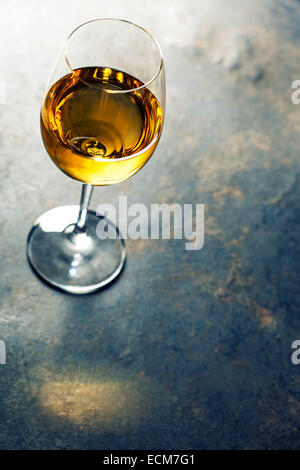 Bicchiere di vino bianco su sfondo scuro Foto Stock