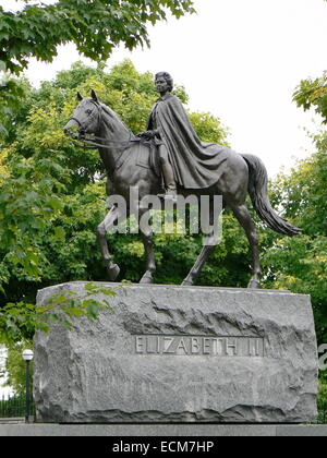 Storica statua in bronzo situato sui terreni di collina del Parlamento, in Ottawa, Ontario, Canada, con letto Queen Elizabeth II ridin Foto Stock