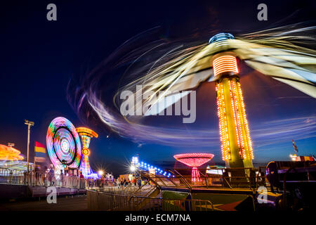 La fotografia notturna del carnevale giostre al County Fair Foto Stock