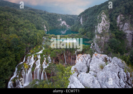 Cascata Sastavci in Sunset, il Parco Nazionale dei Laghi di Plitvice, Croazia Foto Stock