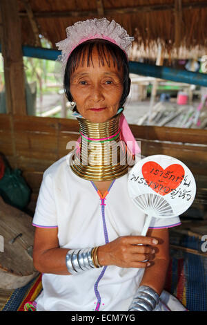 La giraffa le donne indossano anelli di ottone sul loro collo a lungo a collo alto villaggio Karen nella provincia di Chiang Rai in Thailandia Foto Stock