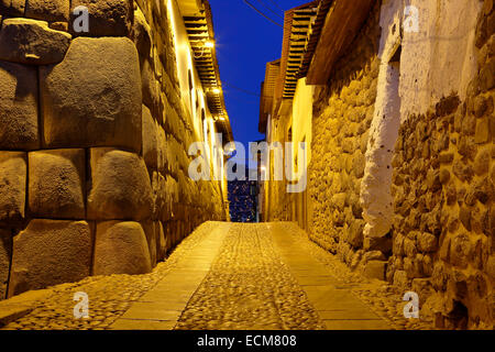 Inca i muri di pietra e la strada di ciottoli, Cusco, Perù Foto Stock