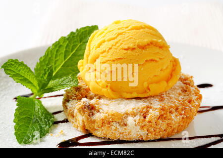 Mini Sbrisolona cookie con scoop di giallo crema di ghiaccio Foto Stock