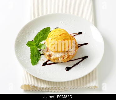 Mini Sbrisolona cookie con scoop di giallo crema di ghiaccio Foto Stock