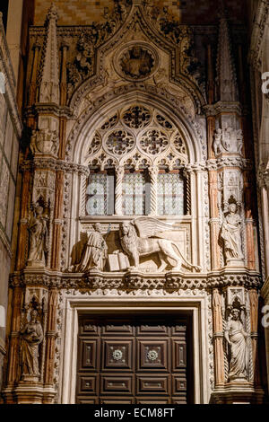 La Porta della Carta (1442), il Palazzo Ducale e il Palazzo Ducale di Venezia, Italia Foto Stock