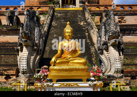 Oro statua del Buddha al Wat Chedi Luang tempio in Chiang Mai Thailandia Foto Stock