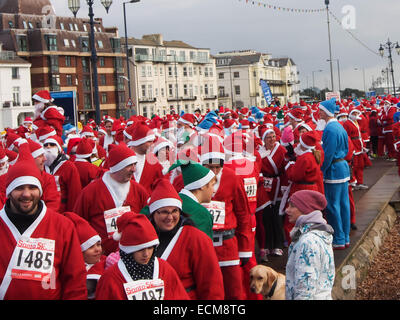 I partecipanti in Portsmouth 2014 Santa eseguire attendono il segnale start, il Southsea seafront, Portsmouth, Inghilterra Foto Stock