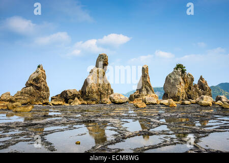 Kushimoto, prefettura di Wakayama, Giappone all'Hashi-gui-iwa massi. Foto Stock