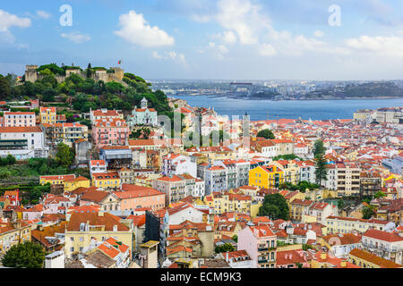 Lisbona, Portogallo skyline al castello Sao Jorge nel giorno. Foto Stock