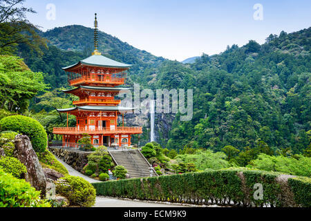 La Nachi, Giappone presso la pagoda di Seigantoji e Nachi no Taki cascata. Foto Stock