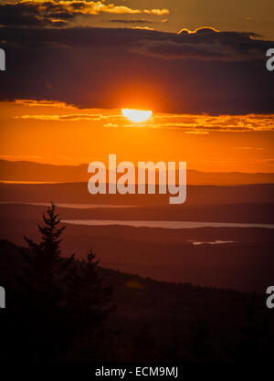 Il sole di setting sfuggente e strati di colline visto dalla cima del Cadillac Mountain nel Parco Nazionale di Acadia, Maine, Stati Uniti d'America. Foto Stock