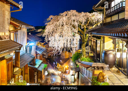 Kyoto, Giappone vicoletto scena nel quartiere di Higashiyama di notte durante la stagione primaverile. Foto Stock
