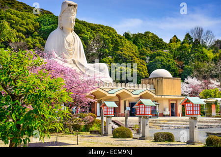 Kyoto, Giappone a Ryozen Kannon Memoriale di guerra nella stagione primaverile. Foto Stock