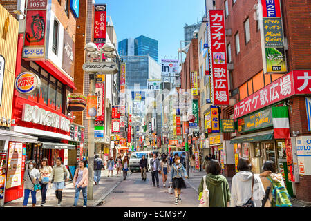 Gli amanti dello shopping in Shibuya, Tokyo. La zona è una popolare destinazione per la moda e lo shopping. Foto Stock