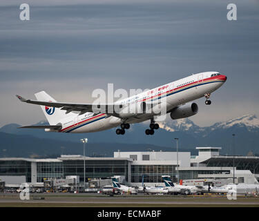 China Eastern Airlines Airbus A330-200 (B-5943) aereo di linea si discosta dall'Aeroporto Internazionale di Vancouver, Canada. Foto Stock