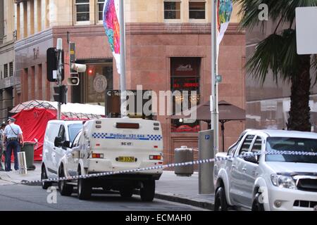 Sydney, Australia. Il 16 dicembre 2014. Tenda Rossa eretto all ingresso della cioccolata Lindt Cafe a Martin Place, Sydney come polizia indagare della scena del crimine in seguito alla ISIS ha ispirato in ostaggio del terrorismo assedio della Lind Café dal richiedente asilo iraniano e Uomo delinquente Haron Monis. Due ostaggi sono stati uccisi nell'assedio nonché l ostaggio introduttore. Copyright Credit: 2014 Richard Milnes/Alamy Live News. Foto Stock