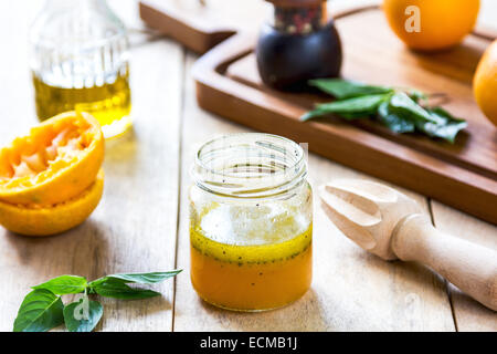 In casa arancione condimento per insalata con semi di papavero Foto Stock