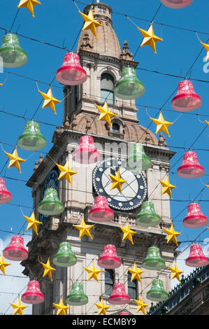 Natale in agli antipodi: decorazione per strada sotto il GPO clocktower in Bourke Street Mall, Melbourne Foto Stock