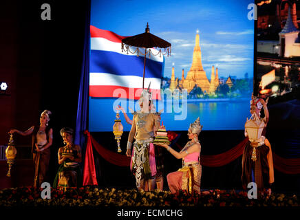 No Gen. Pyi Taw, Myanmar. Xvi Dec, 2014. Artisti provenienti dalla Thailandia eseguire durante la Cina-ASEAN Scambio Culturale 2014 Cerimonia di chiusura in Nay Gen. Pyi Taw, Myanmar, Dic 16, 2014. La Cina-ASEAN Scambio Culturale 2014 ceremonially chiusa in Myanmar il capitale di Nay Gen. Pyi Taw martedì notte. © U Aung/Xinhua/Alamy Live News Foto Stock