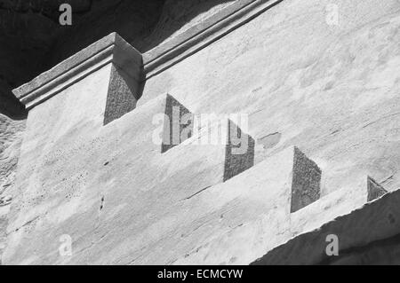L'icona simbolo dei Nabatei - il cosiddetto "crow ai piedi dell' che si trovano su molti dell'edificio scolpito in Petra Foto Stock