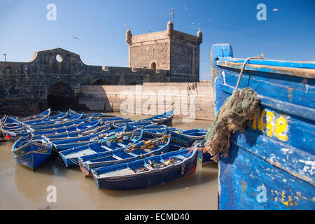 Barche da pesca nel porto di essaouira marocco Foto Stock