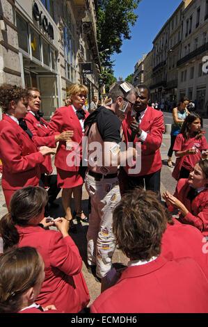 Occhiali promozione in strada durante il Summer Festival di Avignone, Avignon Vaucluse, la valle del Rodano, Provenza, Francia Foto Stock