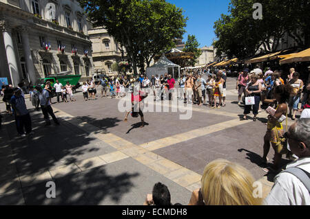 Spettacolo Streetdance durante il Summer Festival di Avignone, Avignon Vaucluse, la valle del Rodano, Provence, Francia Foto Stock
