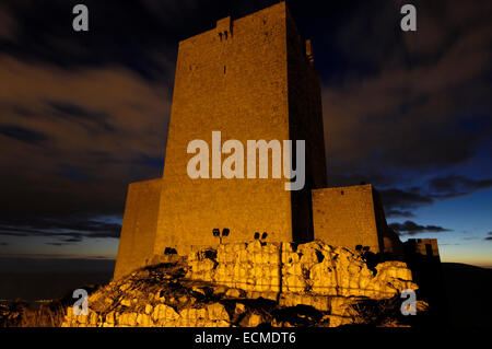 Santa Catalina castello di notte, ex fortezza moresca, ora un 'Parador de turismo", di proprietà dello stato hotel, Jaén, Andalusia Foto Stock