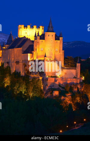 Alcazar al crepuscolo, Segovia, Regione di Castiglia e León, Spagna Foto Stock