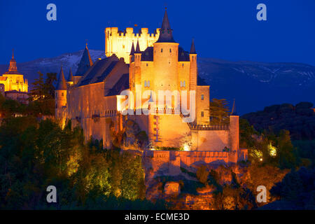 Alcazar al crepuscolo, Segovia, Regione di Castiglia e León, Spagna Foto Stock