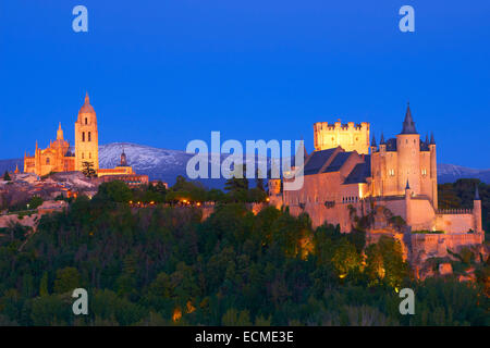 Fortezza di Alcazar e Cattedrale al tramonto, Segovia, Regione di Castiglia e León, Spagna Foto Stock