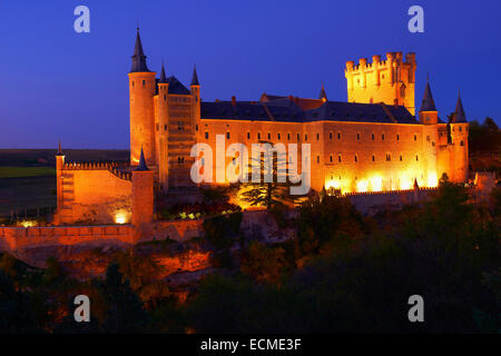 Alcazar al crepuscolo, Segovia, Regione di Castiglia e León, Spagna Foto Stock