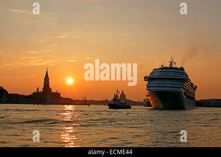 Grande nave da crociera al tramonto, Costa Fascinosa, laguna di Venezia, Venezia, Veneto, Italia Foto Stock