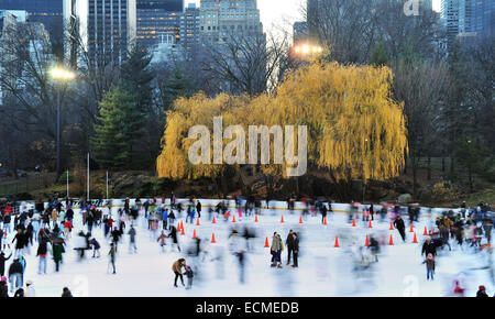 Pattinaggio su ghiaccio a Central Park, Manhattan, New York, New York, Stati Uniti Foto Stock