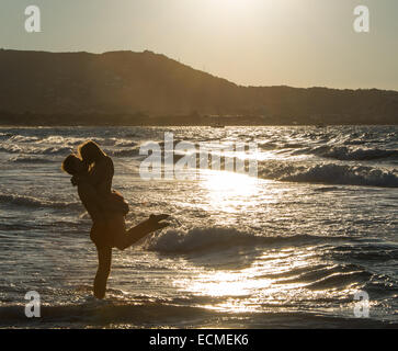 Coppia giovane sulla spiaggia kissing, Corsica, Francia Foto Stock