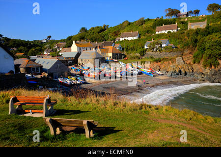 Cadgwith Cornwall Inghilterra REGNO UNITO sulla penisola di Lizard tra la lucertola e Coverack Cornish villaggio di pescatori di persone sulla spiaggia Foto Stock